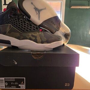 Jordan Maxin 200 Black and Green Camo Sneakers, Size 9 in Men’s